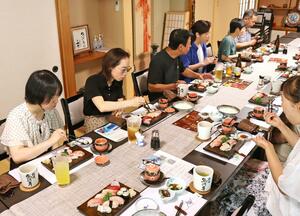 高級魚「アラ」を味わった試食会=柏崎市東本町2