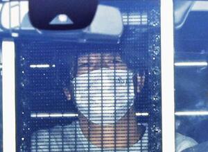 　送検のため警視庁原宿署を出る神保大輔容疑者＝１１月