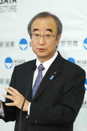 記者の質問に答える花角英世知事=10月17日、新潟県庁