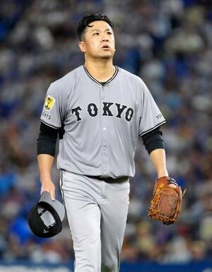 6回を投げ終えベンチに戻る巨人・田中将=横浜
