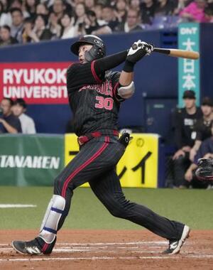 12回オリックス1死、広岡が左越えにサヨナラ本塁打を放つ=京セラドーム