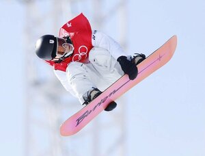 2022年北京五輪のスノーボード男子ハーフパイプ決勝で「トリプルコーク1440」を決める平野歩夢(共同)