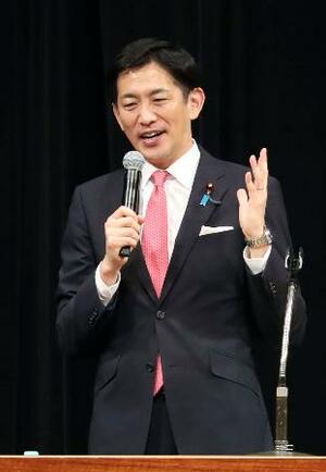 金沢市で講演する自民党の小林政調会長=23日午後