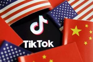TikTok(ティックトック)のロゴと米中両国の国旗(ロイター=共同)