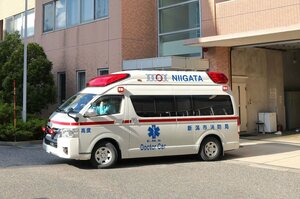救急出動する新潟市消防局の救急車