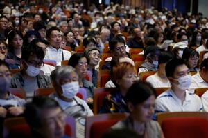 「戦場体験放映保存の会」主催の証言者集会で、戦争体験を聞く参加者たち=27日午後、東京都千代田区