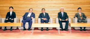 閣議に臨む石破首相(中央)ら=2日午前、首相官邸