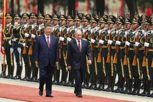 歓迎式典に臨むロシアのプーチン大統領(右)と中国の習近平国家主席=20日、北京の人民大会堂(共同)