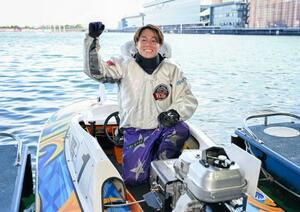 第53回ボートレースオールスターで優勝し、ポーズをとる丸野一樹=ボートレース浜名湖
