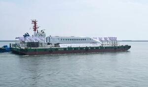 熊本港を船で出発する九州新幹線つばめの車両=29日午後、熊本市