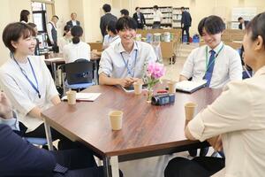 上越市などの若手教員が交流した放課後サロン＝上越市西城町１