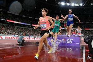 男子3000メートル障害予選 水濠を越える三浦龍司(左)=国立競技場