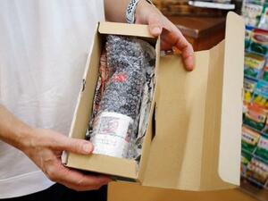 　配送するために梱包されたクマ撃退スプレー＝５日、北海道幕別町