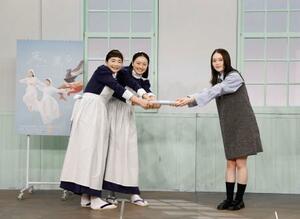 　セレモニーで高石あかりさん（右）からバトンを受け取る見上愛さん（左）と上坂樹里さん＝１３日、東京都渋谷区