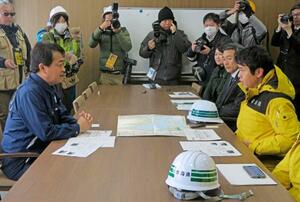 青森県の宮下知事(右手前)から被害状況の説明を受ける国民民主党の玉木代表=12日午後、青森県八戸市