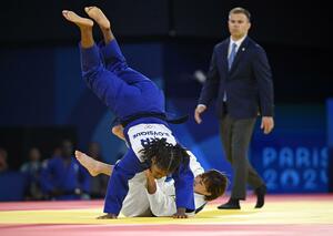 混合団体決勝女子５７キロ級　フランス選手（左）を攻める角田夏実＝パリ（共同）