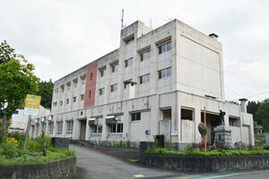 3月末で閉校した旧大積小。長岡市が民間活用の可能性を探る調査を始める=長岡市大積町1