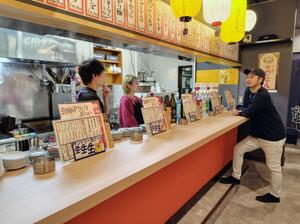立ち飲みができる「ハイカラ酒場くるくる」=新発田市中央町3