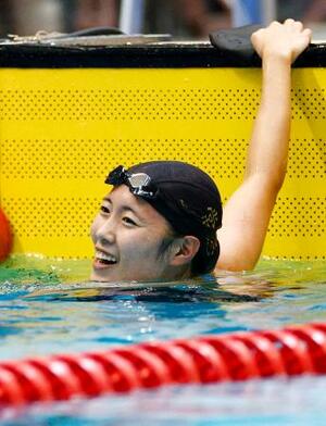 女子200メートル平泳ぎ 大会新の2分24秒63で優勝した常総学院・中沢心暖=ひろしんビッグウェーブ