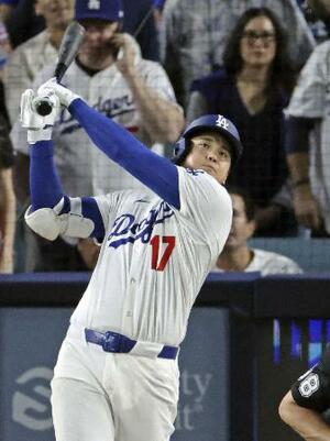 　ナ・リーグ優勝決定シリーズ第４戦で、この試合３本目の本塁打を放つドジャース・大谷翔平＝２０２５年１０月、ロサンゼルス（共同）