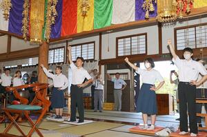 「えいえいおー」と力強く声を上げる中学生=長岡市谷内2
