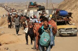 ガザ市民に対するイスラエル軍の退避通告を受け、南方に避難するパレスチナ人ら=21日、ガザ中部(ロイター=共同)