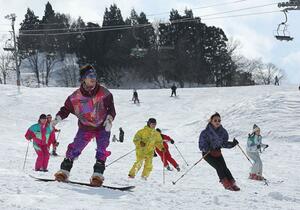 バブル期のウェアで滑る参加者=2月16日、上越市安塚区須川のキューピットバレイスキー場