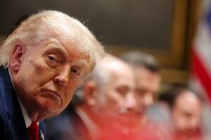 米ホワイトハウスで、閣議に臨むトランプ大統領(ゲッティ=共同)