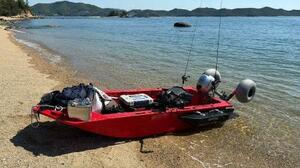 プレジャーボートと衝突し、子ども2人が海に投げ出されたミニボート=5日、香川県直島町(玉野海上保安部提供)