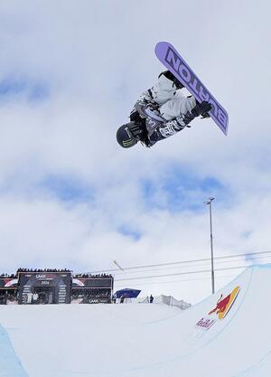 男子予選に臨む平野歩夢=ラークス(共同)