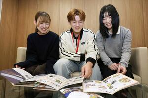 フリーペーパーの編集長を務めた武藤来実さん(左)と、製作メンバーの齋藤勝志さん(中央)、山口すみれさん(右)