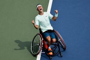 車いすの部男子シングルスで優勝し、喜ぶ小田凱人。四大大会とパラリンピックを全制覇する「生涯ゴールデンスラム」を達成した=ニューヨーク(共同)