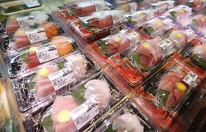　スーパーの商品棚に並ぶ刺身などの魚介類＝２０２５年１０月、東京都練馬区のアキダイ関町本店
