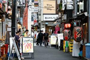 　軒を連ねる飲食店＝４日午後、東京・新橋