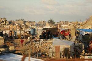 　豪雨被害に遭ったパレスチナ避難民＝２５日、ガザ北部（ゲッティ＝共同）