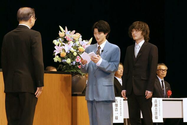 はたちの集いで代表してあいさつした参加者ら＝３日、糸魚川市の糸魚川市民会館