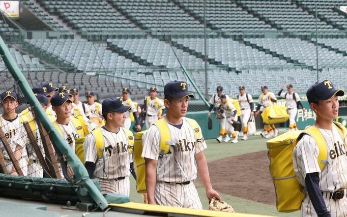 グラウンドから引き上げる帝京長岡の選手の選手ら=15日、甲子園