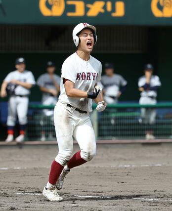 長岡向陵－中越　７回１死二、三塁から四球を選んでチャンスを広げた長岡向陵の主将、加藤祥汰＝三条市パールスタ（写真映像部・永井隆司）