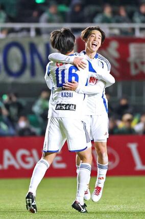松本－新潟　後半、ＭＦ奥村仁（右）がドリブル突破からシュートを決め、２－０。ＭＦ笠井佳祐と抱き合う奥村＝松本市