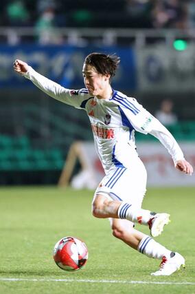 松本－新潟　後半、ＭＦ奥村仁がドリブル突破からシュートを決め、２－０＝松本市