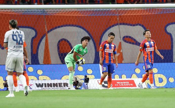 新潟－清水　前半、失点しうつむく新潟の選手たち＝１３日、デンカビッグスワン