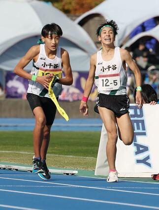 小千谷５区廣井煌希（右）がアンカー井川礼玖にたすきを渡す＝７日、新発田市五十公野公園