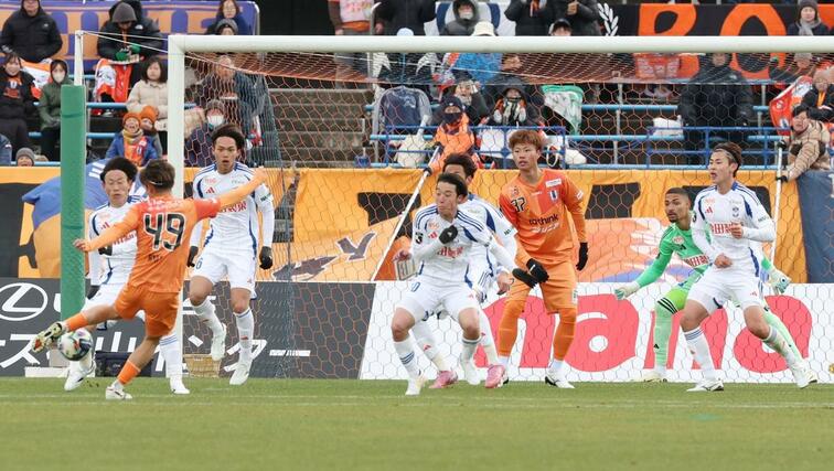 後半、相手の猛攻をしのぐ新潟＝松山市