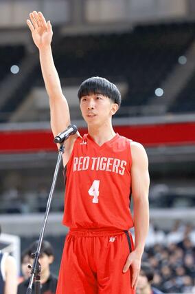 選手宣誓をする開志国際の北村優太＝東京体育館