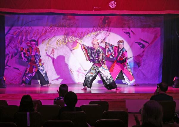 
第２部の舞踊ショー。豪華絢爛（けんらん）な衣装も見どころの一つだ
