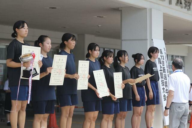 大会新記録で連覇を果たした猿橋の青木七海(左)ら女子棒高跳びの入賞者=新発田市