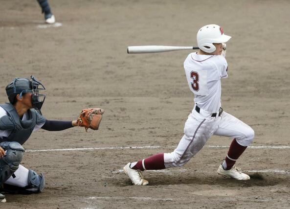 ４回裏柏崎２死一、三塁から小林が適時三塁打を放ち５－０＝４月２８日、柏崎市佐藤池野球場