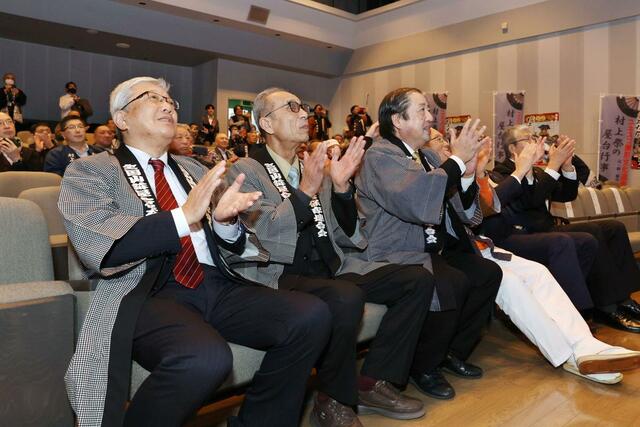 ユネスコ無形文化遺産追加登録のセレモニーで拍手を送る参加者たち=11日、村上市