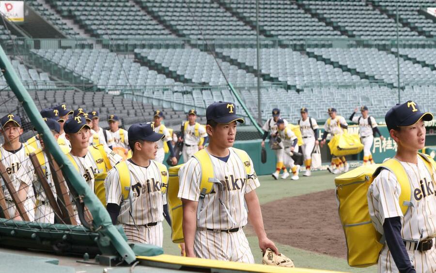 センバツ高校野球］帝京長岡が甲子園練習！一新した“金色”新ユニホーム