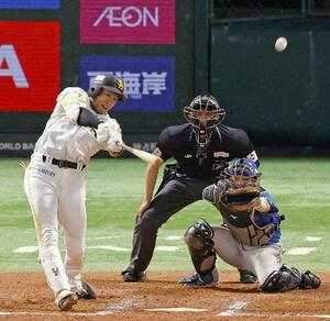 8回ソフトバンク1死一、二塁、柳田が左越えに決勝の3ランを放つ。捕手田宮=みずほペイペイドーム
